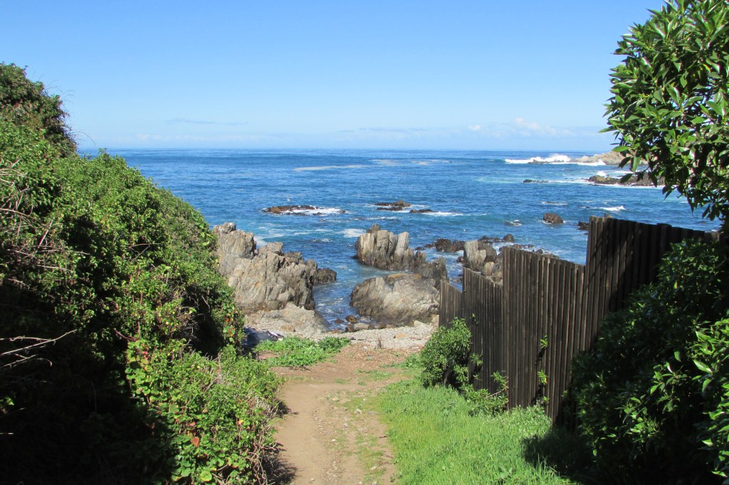 Ilustrar la belleza de las cruces bajada a la playa